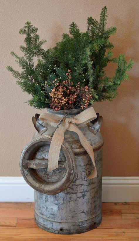 Rustic Christmas Decor Ideas, Natal Country, Old Milk Cans, Rustic Christmas Decor, Diy Jul, Christmas Porch, Christmas Decorations Rustic, Farmhouse Christmas Decor, Primitive Christmas