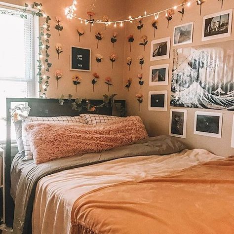 Room Photo Wall, Dorm Room Comforters, Dorm Room Color Schemes, Dorm Room Themes, Dorm Themes, Dorm Room Colors, Pink Dorm Rooms, Cozy Dorm Room, Dorm Room Styles