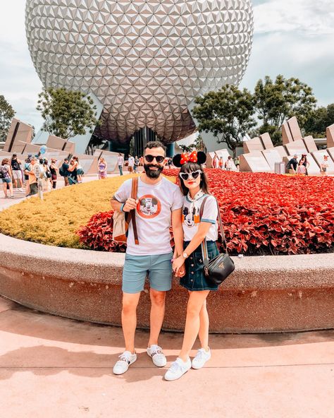 Disneyland Honeymoon Outfits, Disneyland Couples Outfits, Disneyland Couples Pictures, Disney Couple Outfits, Relationship Photoshoot, Disneyland Couple, Disneyworld Outfit, Disneyworld Outfits, Disney Picture Ideas