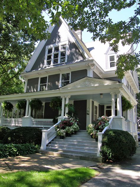 . Renovation Facade, Oak Park, Interior Modern, Cool Ideas, Dream House Exterior, House Goals, Pretty House, House Inspo, Victorian Homes