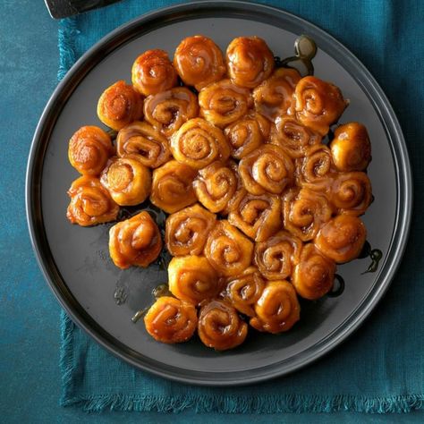 Mini Cinnamon Rolls, Caramel Rolls, Baked Rolls, Crescent Roll Recipes, Caramel Pecan, Cinnamon Rolls Recipe, Homemade Caramel, Sweet Roll, Breakfast Breads