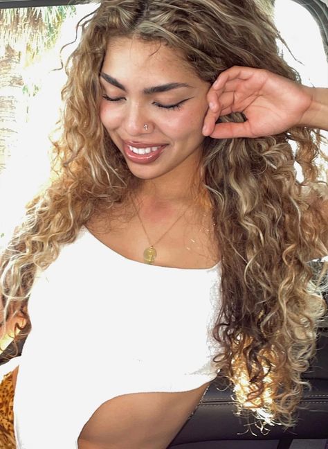 Curly Long Hair Balayage, Curly Hair Inspo Highlights, Hair Color Ideas For Long Curly Hair, Honey Blonde Balayage Wavy Hair, Brown Hair Dye Curly Hair, Blonde Hair Color Ideas For Mixed Women, Blonde Curly Hair Olive Skin, Curly Sandy Blonde Hair, Light Color Curly Hair