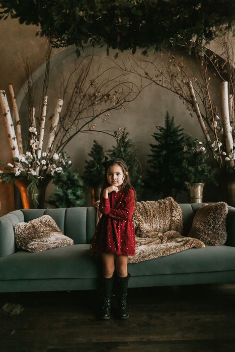 Moody Christmas Photography Family, Christmas Boutique Photoshoot, Moody Christmas Photoshoot, Dark Christmas Photoshoot, Moody Christmas Photography, Modern Christmas Photoshoot, Christmas Session Photography Studio, Christmas Studio Photography Setup, Boho Christmas Photoshoot