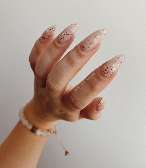 Understated Holiday Nails, Chic Holiday Nails, Christmas Party Nails Sparkle, Understated Christmas Nails, Party Nails Designs Sparkle, Natural Holiday Nails, Nude Holiday Nails, Christmas Nails2022, Minimalist Holiday Nails