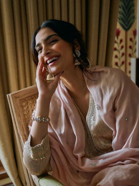 The perfect muse be it fashion or beauty Hit Different, Ethnic Gown, New Memories, Natural Lip Colors, Soft Glam, Sonam Kapoor, Indian Aesthetic, Traditional Attire, Day To Night