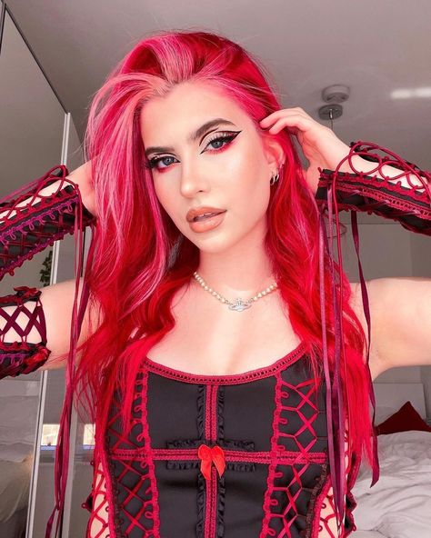 Red Pink Hair, Gothic Alphabet, Abby Roberts, Red Hair Looks, Wig Head, Hair Color Streaks, Dyed Hair Inspiration, Split Hair, The Divine Feminine