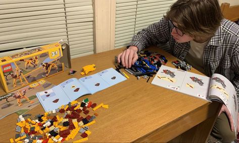 Gaming With Boyfriend, Cute Aesthetic Dates, Building Legos Aesthetic Couple, Nerdy Date Ideas, Lego Date Night, Nerd Bf Aesthetic, Nerdy Bf Aesthetic, Study Date Couple, Cute Date Ideas Pictures