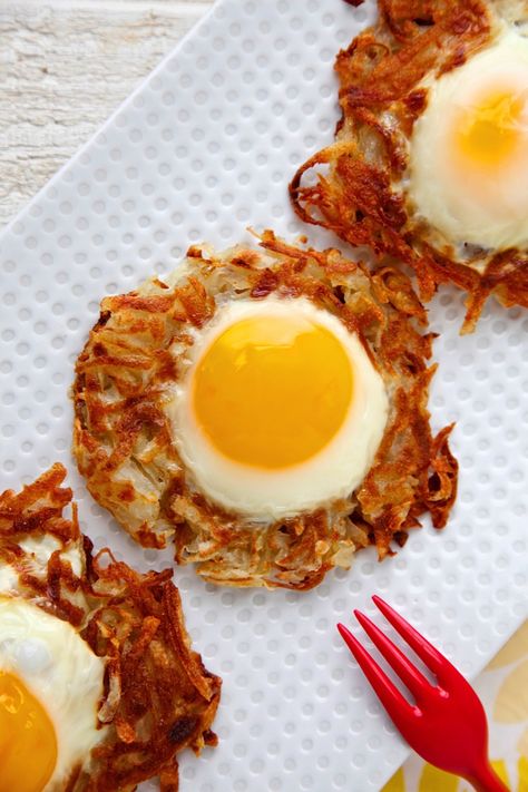 Egg and Crispy Potato Nests from Weelicious Potato Nests, Healthy Brunch, Breakfast Potatoes, Hash Browns, Crispy Potatoes, Egg Breakfast, Breakfast Time, Breakfast For Kids, Egg Recipes