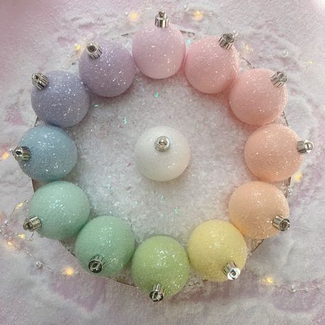 Pastel Rainbow Christmas, Pastel Christmas Ornaments, Pastel Candy Christmas Tree, Pastel Christmas Tree, Disco Christmas, Pastel Christmas Decor, Jul Diy, Tree Baubles, California Christmas