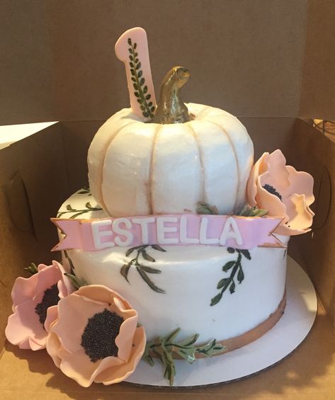 White Pumpkin Smash Cake, Little Pumpkin Cake Ideas, Fall First Birthday Cake, White Pumpkin Cake, Pumpkin Gender Reveal Cake, Pumpkin First Birthday Cake, Fall Theme Cakes, Fall Birthday Cakes, Lil Pumpkin Baby Shower