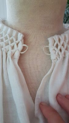 Marlein - a 16th century wardrobe: Smocked linen gollar - Sebald Beham 1547 How To Smock Fabric, Smocked Chemise, Diy Smocking, Historical Smocking, Modern Smocking, Patron Costume, Sebald Beham, Smocking Stitches, Hand Smocking Tutorial