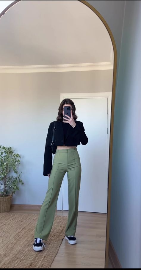 Green Pantalon Outfit Women, Green Pantalon Outfit, Green Trouser Outfit Women, Outfit Pantalon Verde, Mint Pants Outfit, Green Trousers Outfit, Cold Day Outfits, Clothes Green, Outfit Elegantes