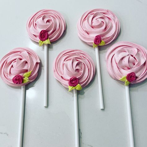 Meringue Lolly Pops, Merangue Recipe Lollipop Christmas, Meringue Pop Recipe, Meringue Cookies Pops, Merengue Pops Recipe, Meringue Cookie Pops, Valentines Meringue Pops, How To Make Meringue Cookies, Merengue Lollipop