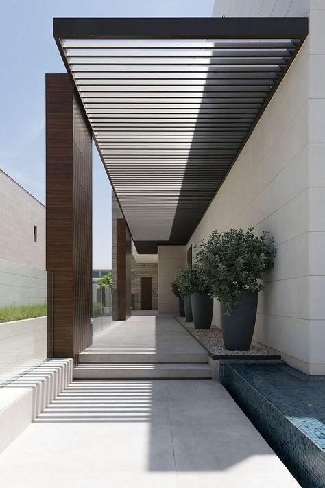 Pool Design Ideas Modern, Contemporary House Entrance, Villa Entrance Design Exterior, Minimalist Architecture Exterior, Entrance Roof, Contemporary Entrance, Villa Landscape, Villa Garden, Contemporary House Exterior