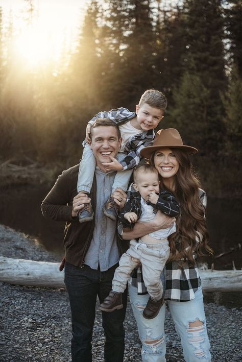 Woodsy Family Photoshoot Outfits, Simple Fall Family Photos, Wooded Photoshoot Family, Cabin Family Photos, Family Picture Ideas Winter, Outdoor Fall Family Photoshoot Outfits, Fall Studio Photoshoot Family, Family Of 4 Fall Pictures, Family Fall Pictures Outfits With Baby