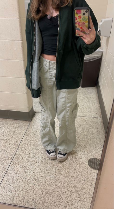 Cream Cargo Outfits Women, Black Cargo Pants With Converse, Emmiol Outfits Aesthetic, Urban Cargo Pants Outfit, Cargos Outfits Aesthetic, Gray Cargos Fit, Urban Outfitters Cargos, Urban Outfitters Aesthetic Clothes, Urban Outfitters Outfit Aesthetic