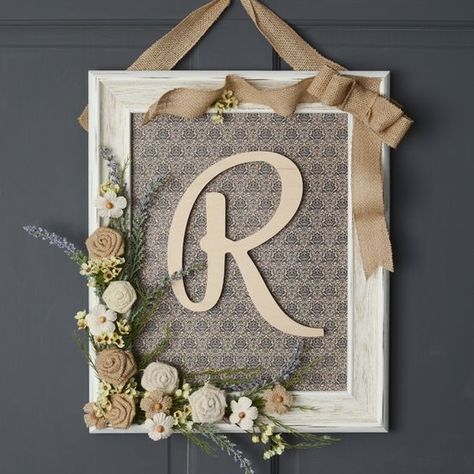 Framed monogram old picture frame #diyproject #diy #makeover #homedecor #decorationideas #pictures #frames #vintage #decorhomeideas Cadre Photo Diy, Framed Monogram, Picture Frame Crafts, Mudroom Entryway, Old Picture Frames, Picture Frame Decor, Diy Picture Frames, Diy Bricolage, Monogram Wreath