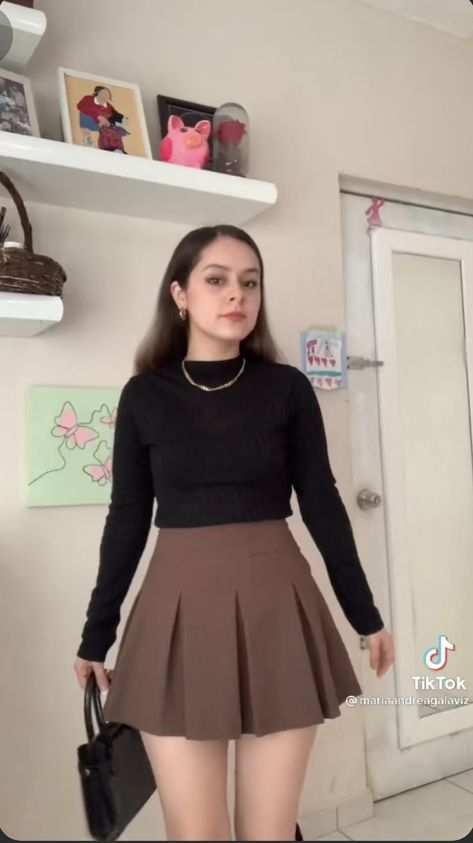 Skater Skirt Outfit For Summer, Light Brown Skirt Outfit, Brown Skirt Outfit, Skater Skirt Outfit, Brown Flares, Brown Skirts, Skirt Outfit, White Sneakers, Skirt Outfits