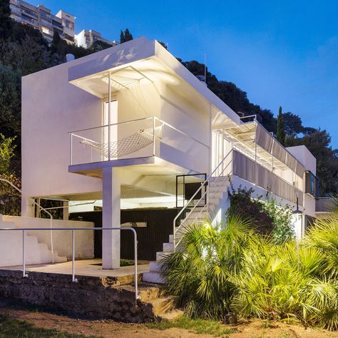 The latest edition of our #DezeenWeekly newsletter features a renovation of Eileen Gray's E-1027 modernist house in southern France. The seminal modern home recently reopened following a five-year renovation by The Association Cap Moderne, which returned it to the state it was in when it was completed in 1929 by Gray. Readers are excited The post The renovation of Eileen Gray's E-1027 house features in today's Dezeen Weekly newsletter appeared first on Dezeen. Eileen Gray E1027, Gray House, Modernist House, Eileen Gray, The Modern House, House Features, Weekly Newsletter, Home Libraries, California Homes