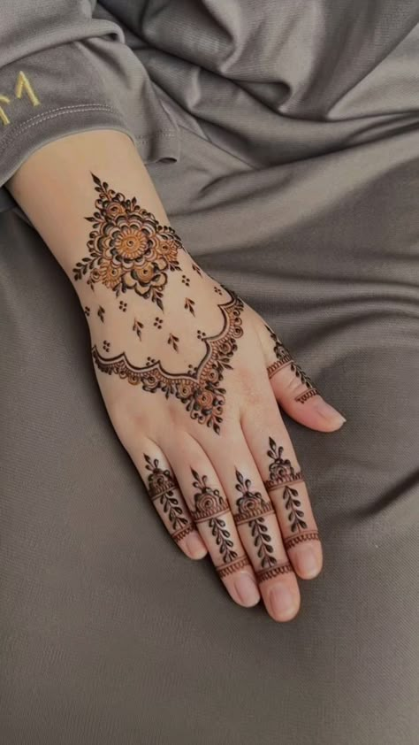 Tato Henna, Finger Henna Designs, Henna Tattoo Designs Hand, Simple Mehndi Designs Fingers, Very Simple Mehndi Designs, Modern Mehndi Designs, Pretty Henna Designs, Henna Tattoo Designs Simple, Mehndi Designs Front Hand