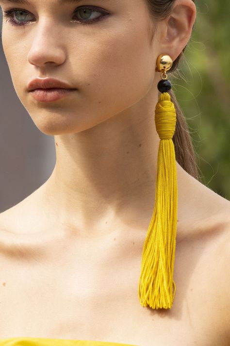 Oscar de la Renta- HarpersBAZAAR.com Maximal Jewelry, Spring Jewelry Trends, Pola Macrame, Coin Pendant Necklace, Earring Trends, Spring Jewelry, Jewelry Fashion Trends, Discount Jewelry, Yellow Earrings