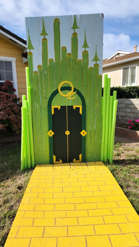 Wizard Of Oz Front Porch Decor, Diy Emerald City Wizard Of Oz, Wizard Of Oz House Diy, Wizard Of Oz Cubicle Decorations, Fairytale Parade Float Ideas, The Wizard Of Oz Trunk Or Treat, Wizard Of Oz Outdoor Decor, Wizard Of Oz Float Ideas Homecoming, Wizard Of Oz School Play