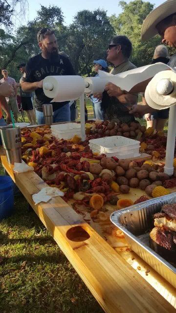 Crawfish Table Ideas, Diy Crawfish Table, Shrimp Boil Table, Crawfish Table, Cajun Wedding, Oyster Table, Crab Table, Low Country Boil Party, Crab Boil Party