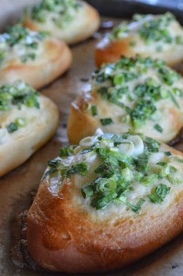 Green onion (or scallion) bread is a popular bread in Chinese bakeries. I remember it is especially well-liked in Taiwan - they are every... Green Onion Bread, Scallion Bread, Chinese Bread, Asian Buns, Chinese Bakery, Roti Bread, Bread Buns, Onion Bread, Flat Breads