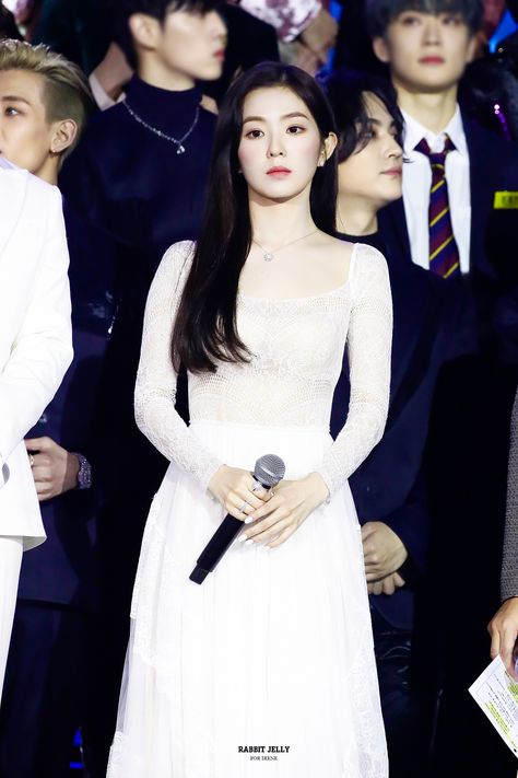 High Class Fashion, Irene Bae, All White Outfit, Red Velvet Irene, White Gowns, Ethereal Beauty, Looks Chic, White Outfits, White Formal Dress