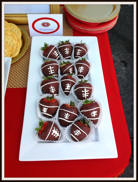 Football Strawberries 49ers Birthday Party, Football Strawberries, Super Bowl Finger Foods, Superbowl Ideas, Sweet 16 Games, Superbowl Recipes, Football Tailgate Party, Chocolate Melts, Turkey Cake