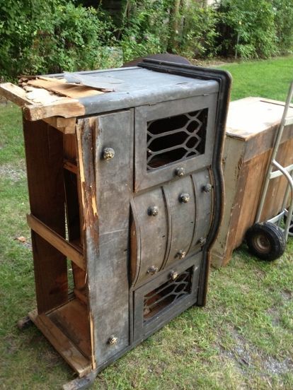 broken down buffet Vintage Buffet Makeover, Buffet Makeover, Vintage Buffet, Couch Small, Diy Wall Shelves, Furniture Couch, Diy Cat, Diy Small, Refurbished Furniture