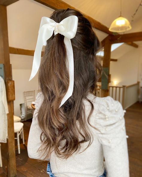 Hair Bow In Hair, Bow In Hair Half Up Half Down, Half Up Half Down Wedding Hair Bow, Braidsmade Hairstyle, Wedding Hair With Bow, Half Up Half Down With Bow, Half Up Hair Do, Hair Bow Wedding, Curled Wedding Hair