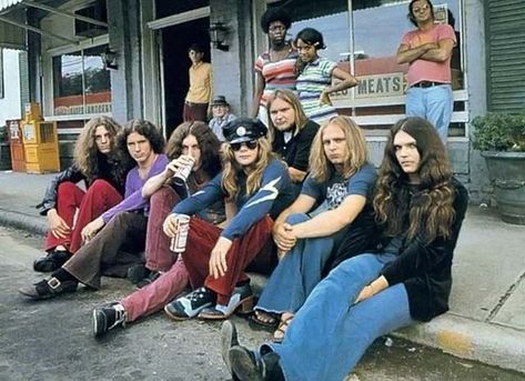 70s Rock Bands: When It Was Cool To Look Homeless - Flashbak 90s Grunge Bands, 70s Rock Bands, Rickey Medlocke, Gary Rossington, Lynyrd Skynyrd Band, Ronnie Van Zant, The Doobie Brothers, Rocker Look, Big Wheels