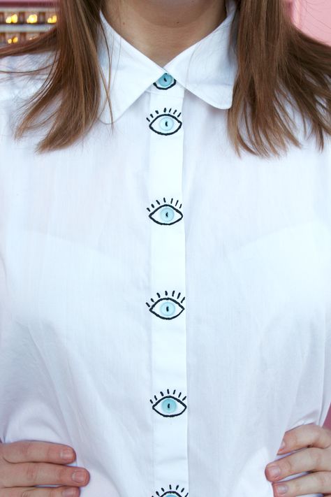 A simple white button-up with a pop of quirk with the addition of eye buttons! Painted Clothes Diy, Puff Paint, Eye Spy, Diy Vetement, A Beautiful Mess, Painted Clothes, Shirt Embroidery, Beautiful Mess, Embroidery Fashion