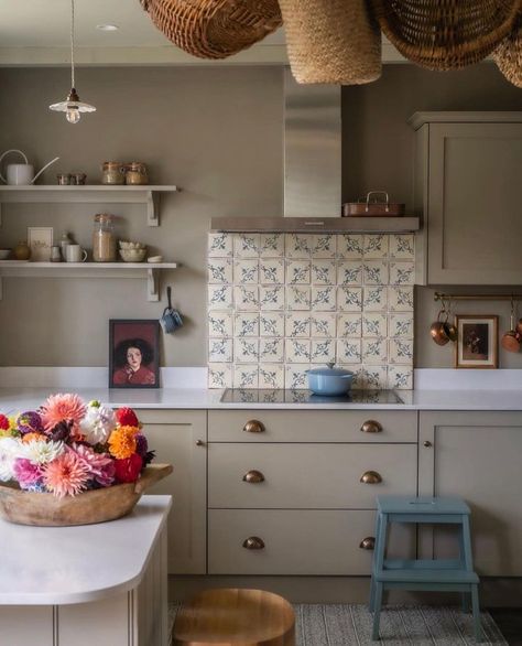 The Expert (@theexpert) • Instagram photos and videos Farrow And Ball Kitchen, Light Grey Paint Colors, Light Grey Kitchens, Small Cottage Kitchen, Light Gray Paint, English Interior, Cabinet Paint Colors, Paint Color Inspiration, English Kitchens