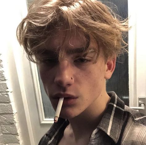 @godislouisturner on insta Grunge Boy Tattoos, Grunge Boys, Skater Boys, Grunge Guys, Chloe Walsh, Grunge Boy, Putao, Photographie Portrait Inspiration, Bad Boy Aesthetic