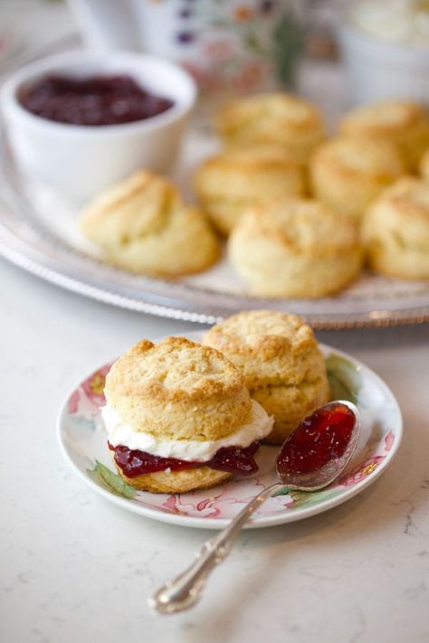 Scones with clotted cream Scone With Clotted Cream, Aesthetic Scones, Scones Aesthetic, Devonshire Tea, Scones Clotted Cream, Cream Scones Recipe, Scones And Clotted Cream, British Scones, Cream Scones