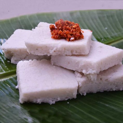 Sri Lankan main course dish which consists of katta sambol and rice cooked with coconut milk. It is prepared by cooking rice with coconut milk hence this name, can even be consisdered as a rice cake or rice pudding. Kirkbath is an essential dish of Sri Lankan cuisine. Cooking Kirkbath can be a real time consumer. Sinhala New Year, Cooking With Coconut Milk, New Year Food, Coconut Milk Rice, Milk Rice, Sri Lankan Recipes, Main Course Dishes, Chilli Recipes, New Year's Food