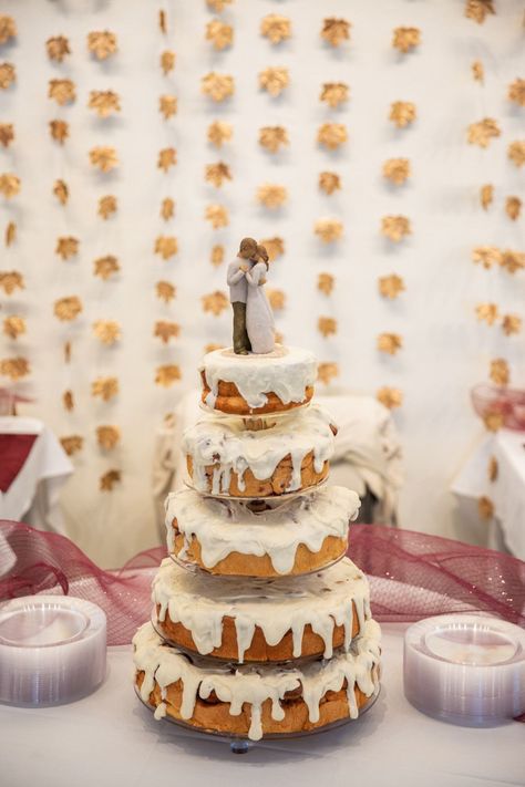 Brunch Wedding Cake, Cinnamon Roll Wedding, Cinnabon Cake, Cake Cinnamon Rolls, Weird Wedding, Party Boards, Alternative Wedding Cakes, Cake Cinnamon, Wedding Cake Alternatives