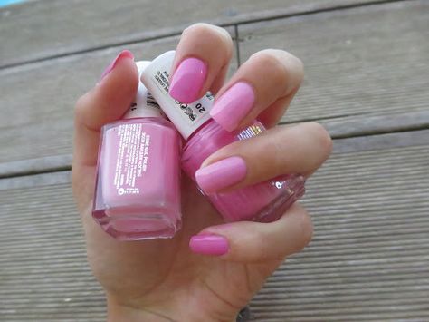 – Essie 19 Need a vacation and – Essie 20 Lovie dovie Essie Need A Vacation, Essie Lovie Dovie, Essie Nails, Need A Vacation, Essie Nail, Mani Pedi, Trendy Nails, Essie, Feng Shui