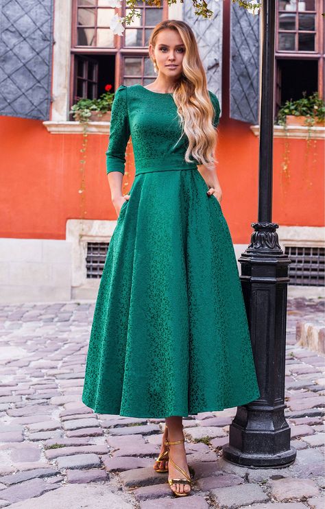 Long Flowing Skirts, Green Formal Dresses, Haute Couture Gowns, Jacquard Dress, Couture Gowns, Skirt Design, Fashion Jewellery, Classy Dress, Stunning Dresses