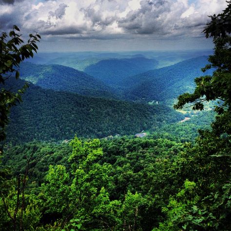 Pine Mountian in eastern Kentucky. I miss riding so much. Kentucky Wallpaper, Kentucky Mountains, Kentucky Landscape, Harlan Kentucky, Harlan County, Kentucky Travel, Eastern Kentucky, Pike County, Kentucky Girl