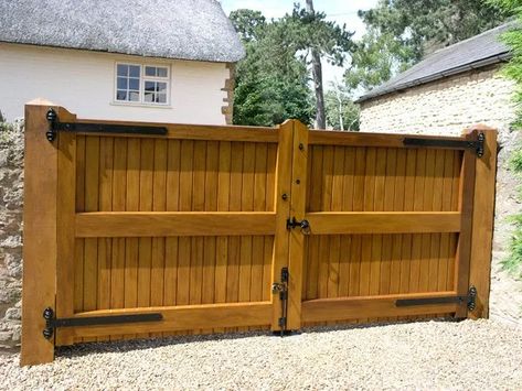 Side Driveway Gate, Diy Wood Gates Driveway, Contemporary Gate Design Modern, Wood Gate Diy, Carport Gate, Contemporary Driveway, Wood Fence Gate Designs, Wood Driveway Gate, Double Wooden Gates