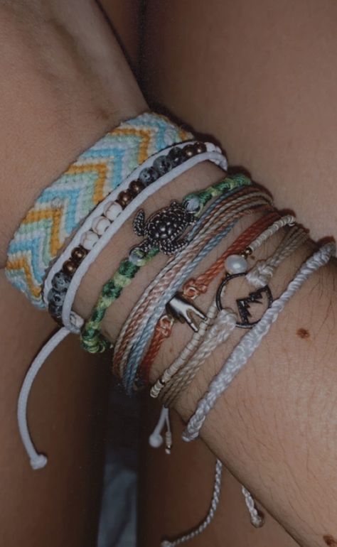 Granola Girl Bracelets, Beachy Friendship Bracelets, Lots Of Bracelets On Wrist, Summer Bracelets Aesthetic, Granola Girl Jewelry, Chain Necklace Outfit, String Bracelet Patterns, Surf Jewelry, Beachy Jewelry