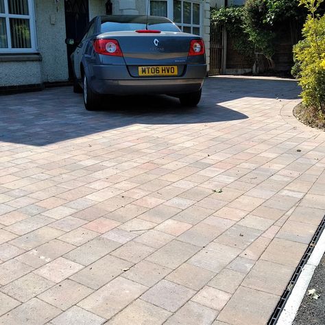 Paving Driveway Ideas, Block Paving Driveway Ideas, Paving Driveway, Block Paving Driveway, Modern Driveway, Driveway Ideas, Block Paving, Backyard Landscaping Designs, Hedges