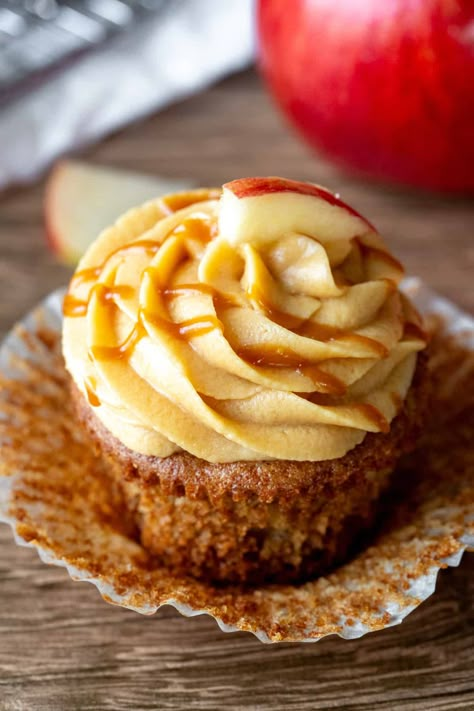 Autumn Pies, Dainty Cakes, Vegan Apple Cider, Apple Cider Cupcakes, Best Vanilla Cupcake Recipe, Vegan Cupcake Recipes, Caramel Apple Cupcakes, Vegan Cupcake, Salted Caramel Frosting