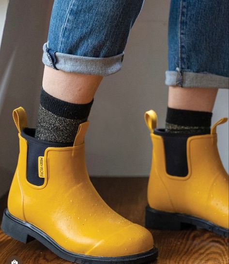 Yellow Rainboots Outfits, Yellow Rainboots Outfit, Yellow Rain Boots Outfit, Rain Boots Outfit, Rainboots Outfit, Rain Boot Outfit, Yellow Rain Boots, Yellow Outfits, Postpartum Fashion