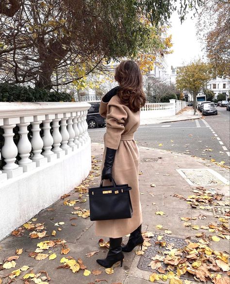 ✨Classic fall outfit ideas. Medium length curled hairstyles. Fall photography ideas. Tan trench coat black high heel leather boots outfits. Black leather handbags @Lilliegracep ✨ #taylajaybeauty #autumn #classy #style #trenchcoat #taylajay #fall #highheelboots #mediumlengthhair #layeredhair #classic #gloves #winter #hair Old Money Trench Coat, Medium Length Curled Hairstyles, Layered Hair Curtain Bangs, Curls For Medium Length Hair, Corporate Baddie Outfits, Leather Boots Outfit, Medium Length Curls, Corporate Baddie, Boss Outfit