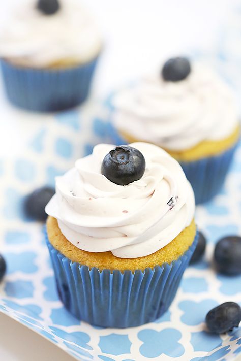 Blueberry Cupcakes, Oreo Cupcakes, Easy Blueberry, Cupcake Flavors, Summer Dishes, Blueberry Recipes, Baking Cupcakes, Dessert Cupcakes, Yummy Cupcakes