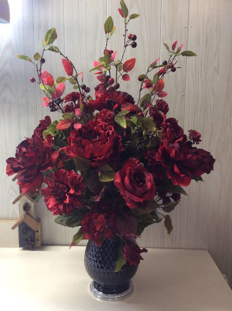 Black vase with deep red roes and hydrangeas. Beautiful fall arrangement Euphoria Wedding, Hydrangea Flower Arrangements, Large Centerpiece, Church Flowers, Fall Arrangements, Gold Vases, Black Vase, Purple Grapes, Vase Arrangements